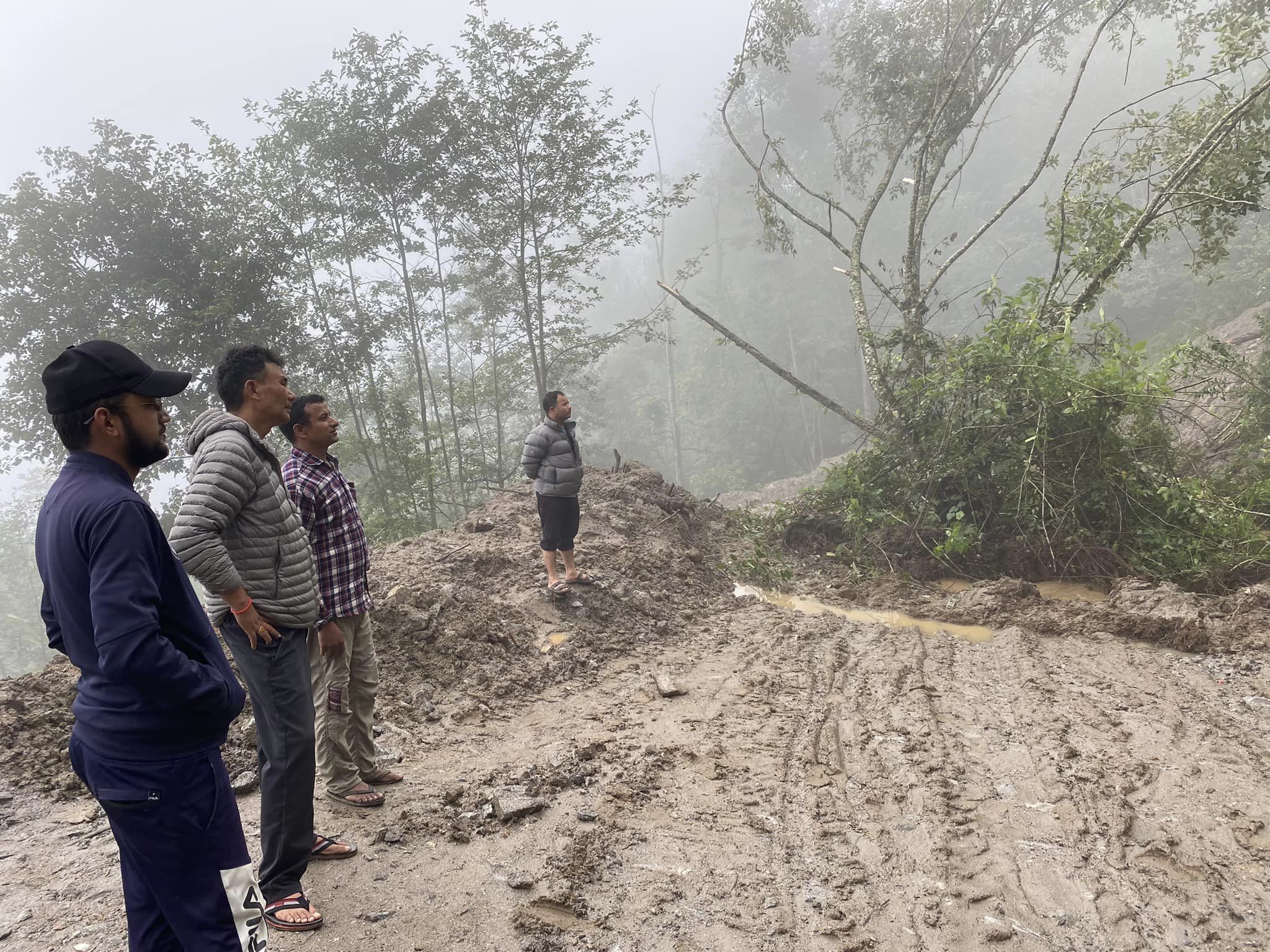 लालीगुराँस नगरपालिकाको चम्फुला सडकमा पहिरो, पहिरो पन्छाउने कार्य जारी